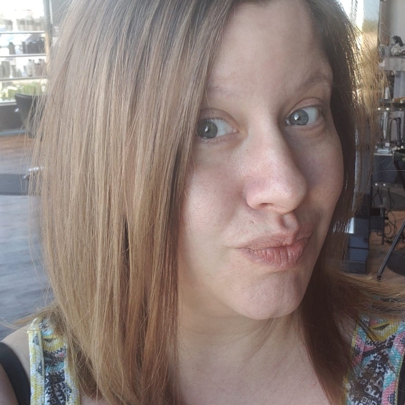 Meet your Posher, Amanda - Picture 1 of 1